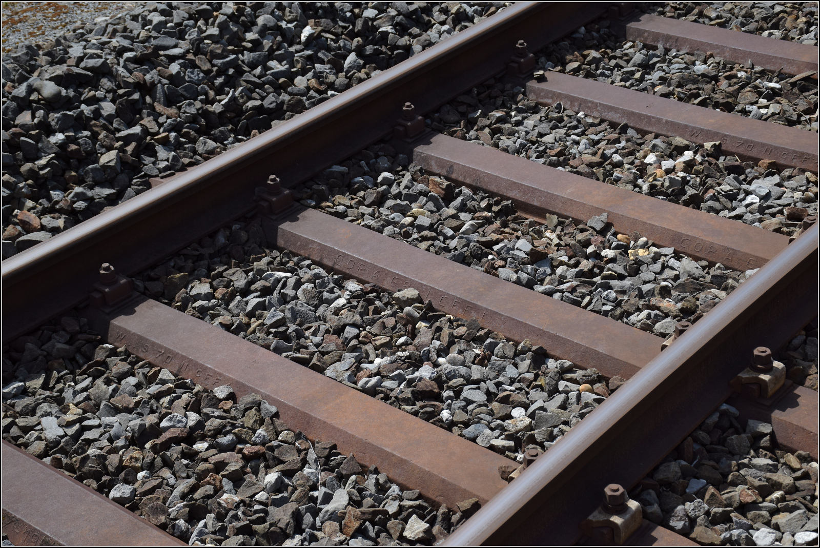 Jurabahn vor der Generalsanierung im Abschnitt Sanceboz-Sombeval – Moutier.

Die Schwellen am Durchgangsgleis 3 in Court sind ein echtes Sammelsurium. Von vorne nach hinten tragen sie folgende Walzzeichen: 

HWR 1957 X SBB + (angeschnitten)
W...S 70 II CFF1
COCKERILL X-1950-C.F.F.+ 
W...S 70 II CFF1
COPA 68 I CFF I
COPA 68 I CFF I
W...S 70 II CFF1

Court, August 2026. 