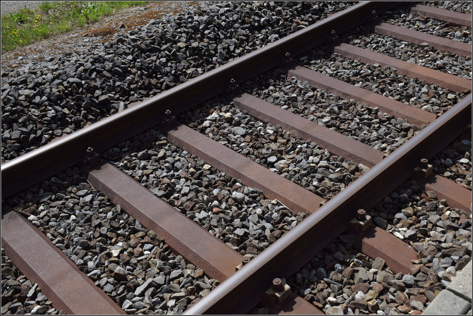 Jurabahn vor der Generalsanierung im Abschnitt Sanceboz-Sombeval – Moutier.

Die Schwellen am Durchgangsgleis 3 in Court sind ein echtes Sammelsurium. Von vorne nach hinten tragen sie folgende Walzzeichen: 

COCKERILL IX-1946-C.F.F.+ (zum Teil sichtbar)
COCKERILL-OUGREE I-1957-C.F.F.+
HWR 1957 X SBB +
W...S 70 II CFF1
COCKERILL X-1950-C.F.F.+ 
W...S 70 II CFF1
COPA 68 I CFF I

Court, August 2026. 