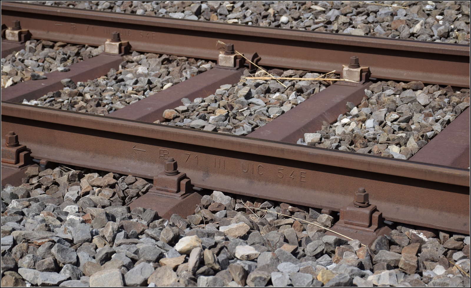 Jurabahn vor der Generalsanierung im Abschnitt Sanceboz-Sombeval – Moutier.

Die des Durchgangsgleis 3 in Court des Profils SBB IV tragen das Walzzeichen AB 71 III UIC 54 E und sind auf einem Sammelsurium 70-80 Jahre alter Schwellen montiert. August 2026. 