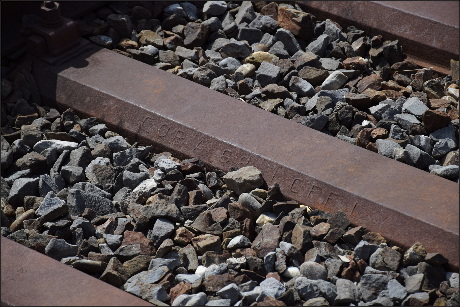 Jurabahn vor der Generalsanierung im Abschnitt Sanceboz-Sombeval – Moutier.

Diese Schwelle am Durchgangsgleis 3 in Court tr�gt das Walzzeichen COPA 68 I - CFF I. September 2026. 