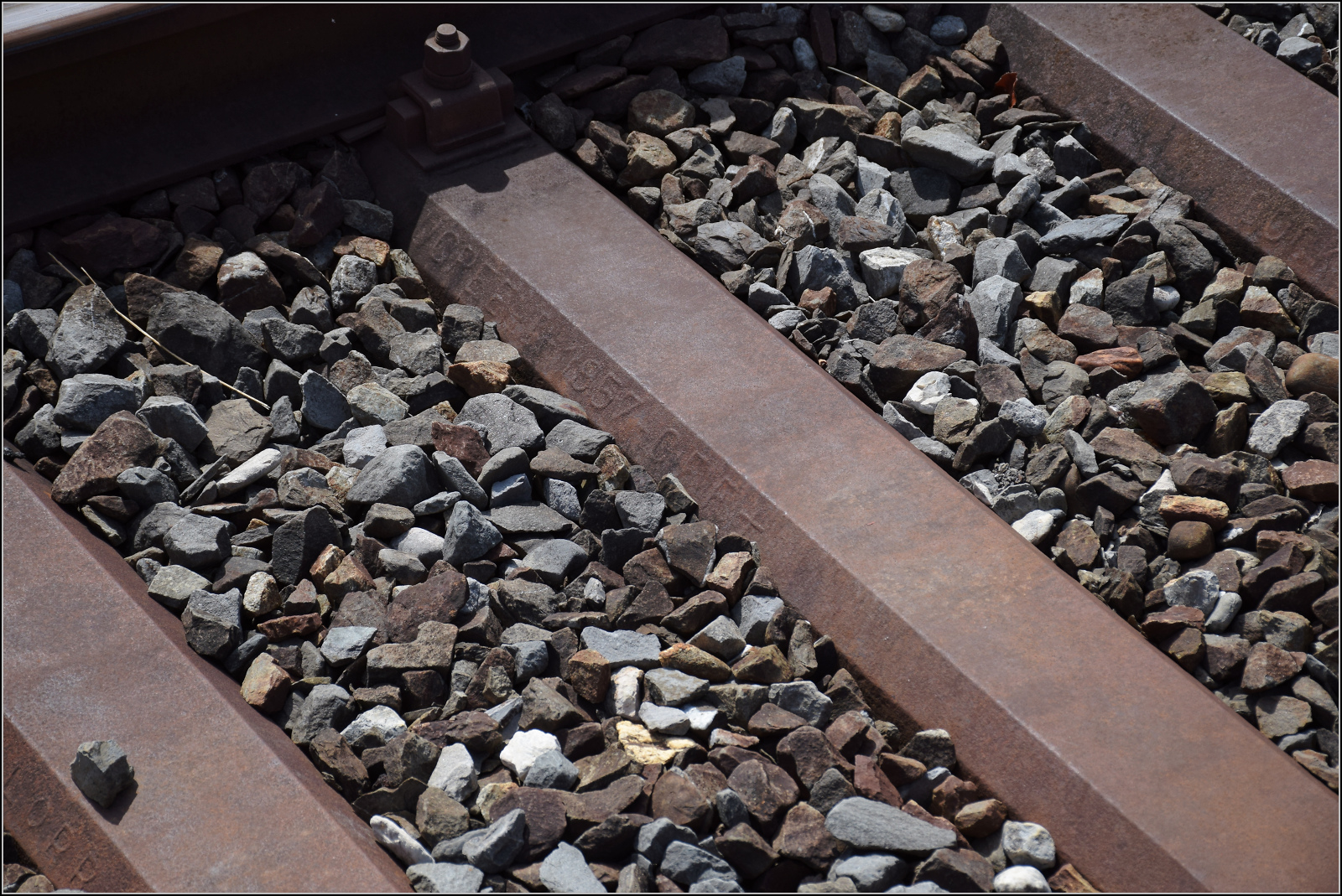 Jurabahn vor der Generalsanierung im Abschnitt Sanceboz-Sombeval – Moutier.

Diese Schwelle am Durchgangsgleis 3 in Court tr�gt das Walzzeichen OUGREE - 1957 - C.F.F. +. August 2026. 