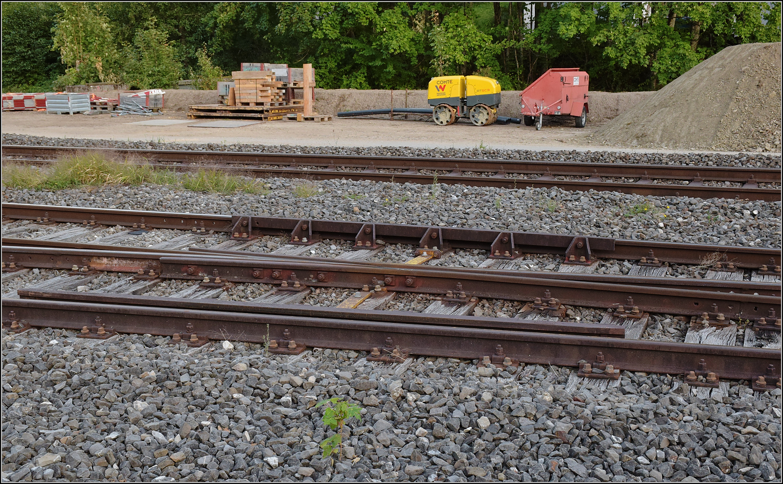Jurabahn vor der Generalsanierung im Abschnitt Sanceboz-Sombeval – Moutier.

Diese Weiche von Gleis 2 nach Gleis 1 in Court ist mit dem SBB I-Schienenprofil aufgebaut. September 2026. 