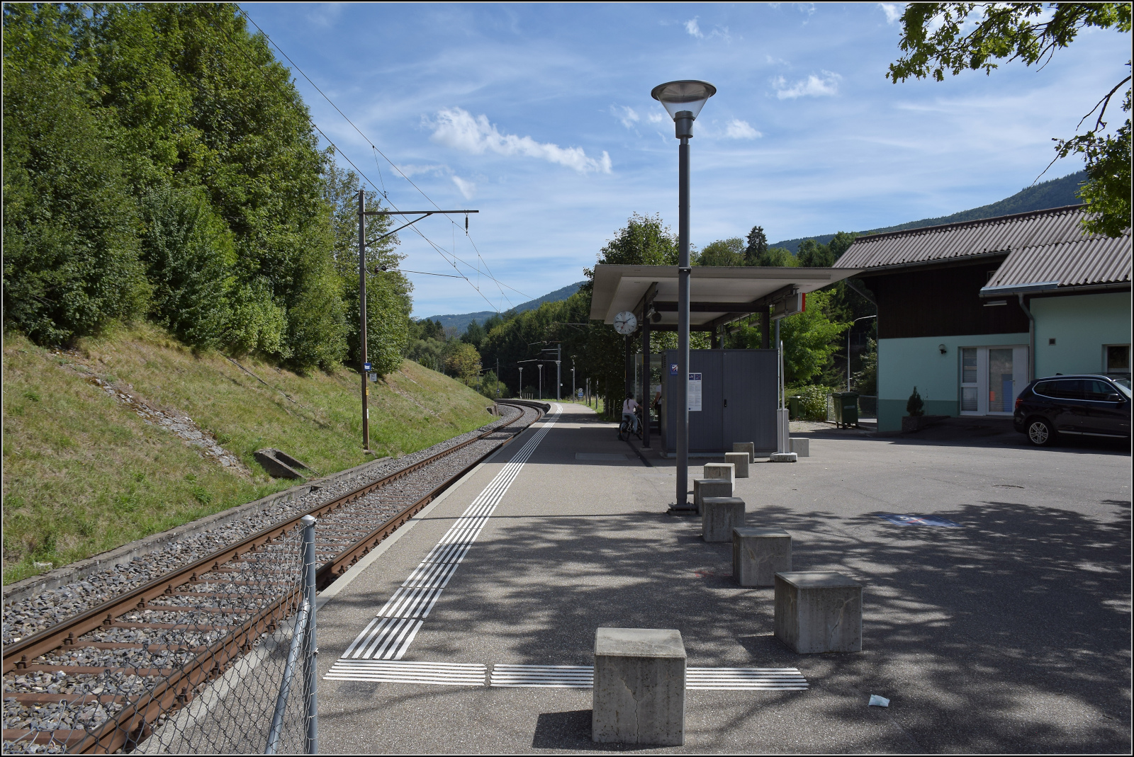 Jurabahn vor der Generalsanierung im Abschnitt Sanceboz-Sombeval – Moutier.

Pontenet ist ein minimalistisch gestalteter Haltpunkt, die eher unver�ndert bleiben d�rfte. August 2026.