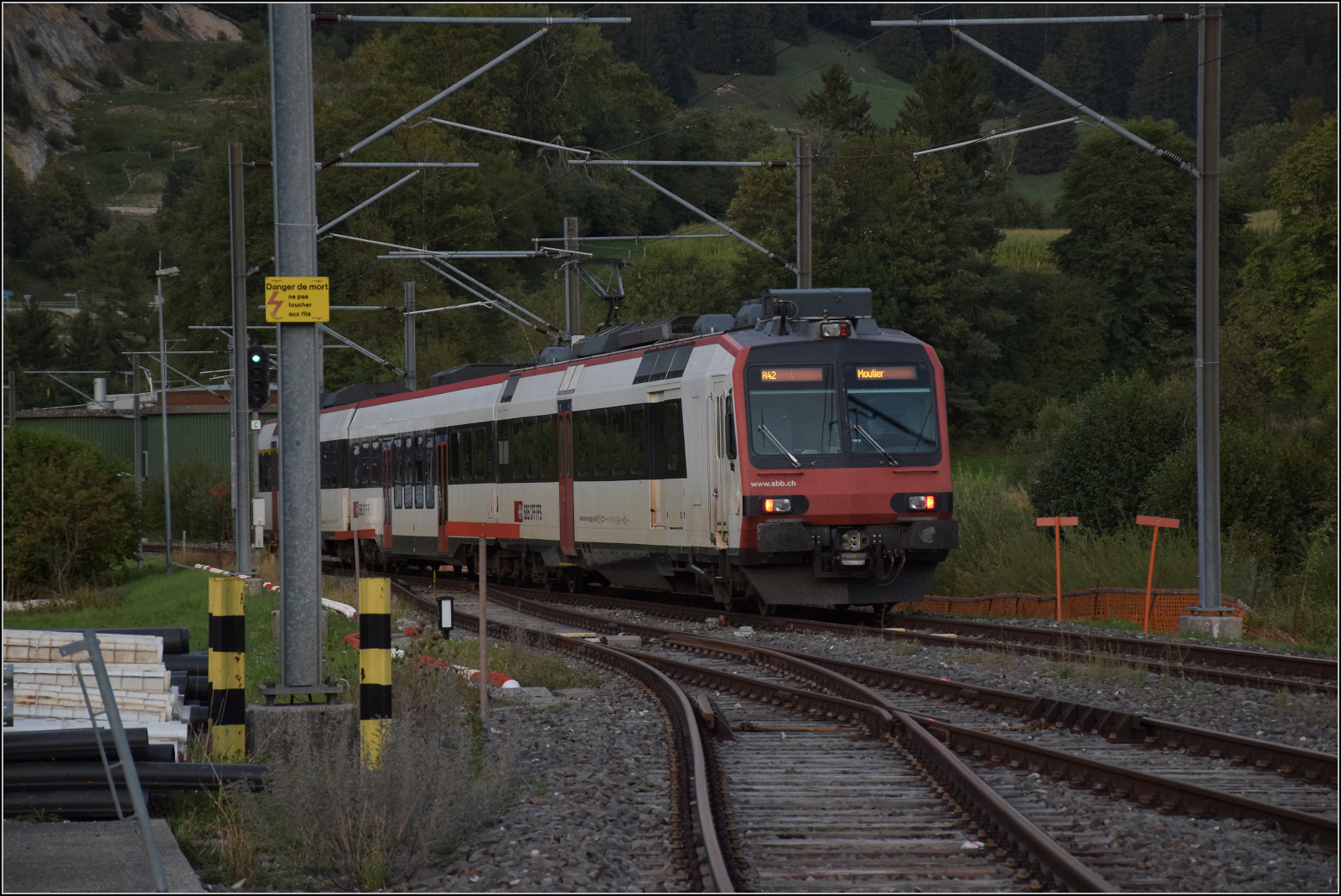 Jurabahn vor der Generalsanierung im Abschnitt Sanceboz-Sombeval – Moutier.

RABe 560 223 in Court. September 2026. 
