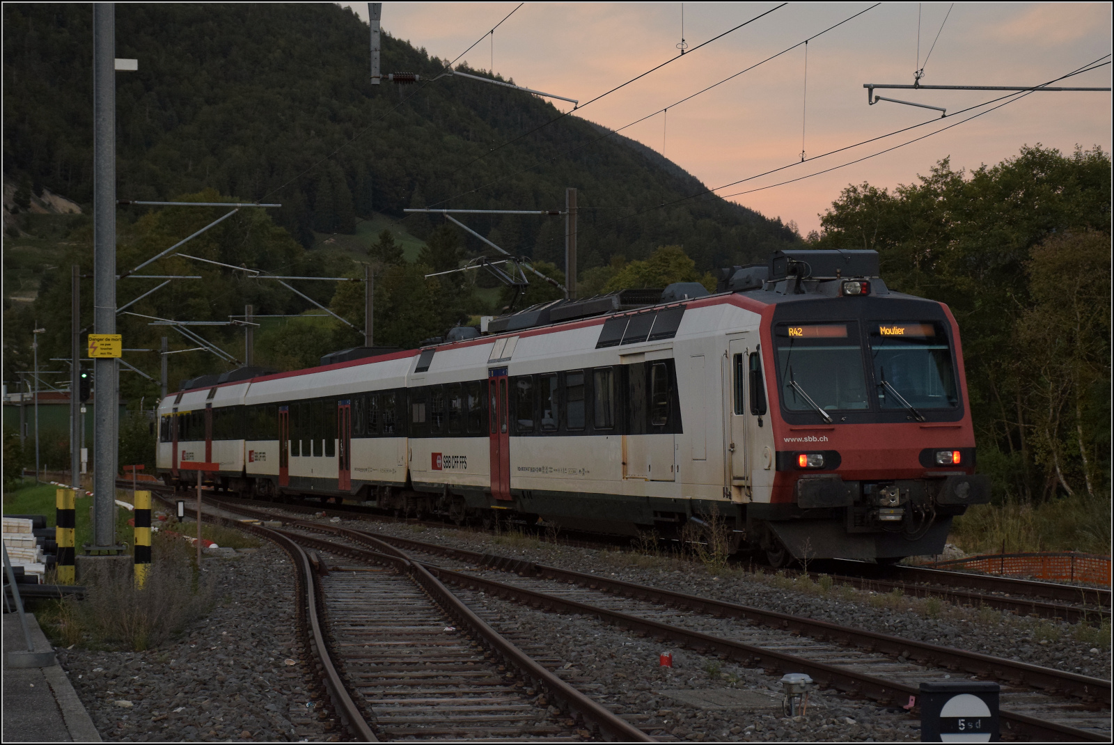 Jurabahn vor der Generalsanierung im Abschnitt Sanceboz-Sombeval – Moutier.

RABe 560 223 in Court. September 2026. 