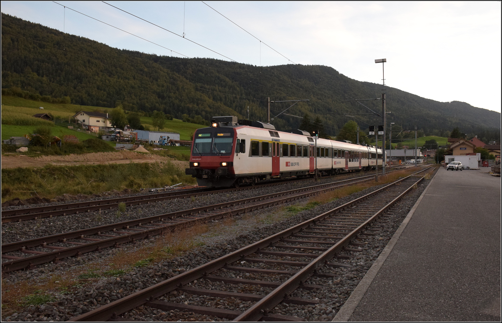 Jurabahn vor der Generalsanierung im Abschnitt Sanceboz-Sombeval – Moutier.

RABe 560 223 in Court. September 2026. 