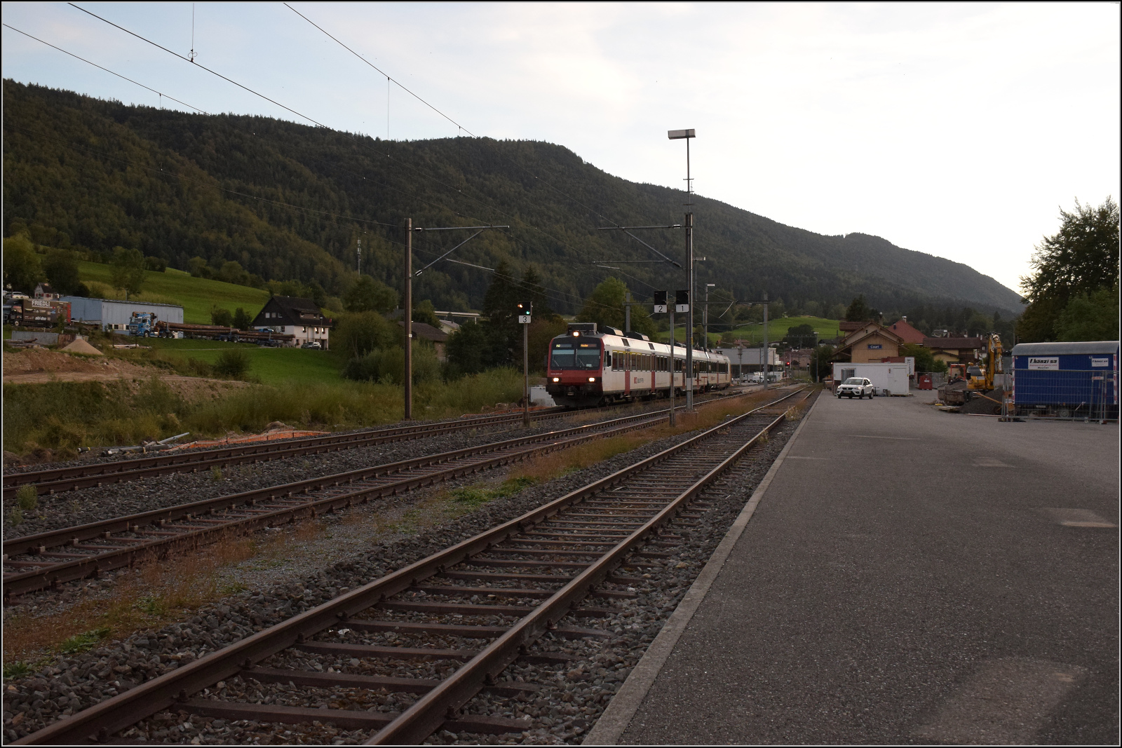 Jurabahn vor der Generalsanierung im Abschnitt Sanceboz-Sombeval – Moutier.

RABe 560 223 in Court. September 2026. 