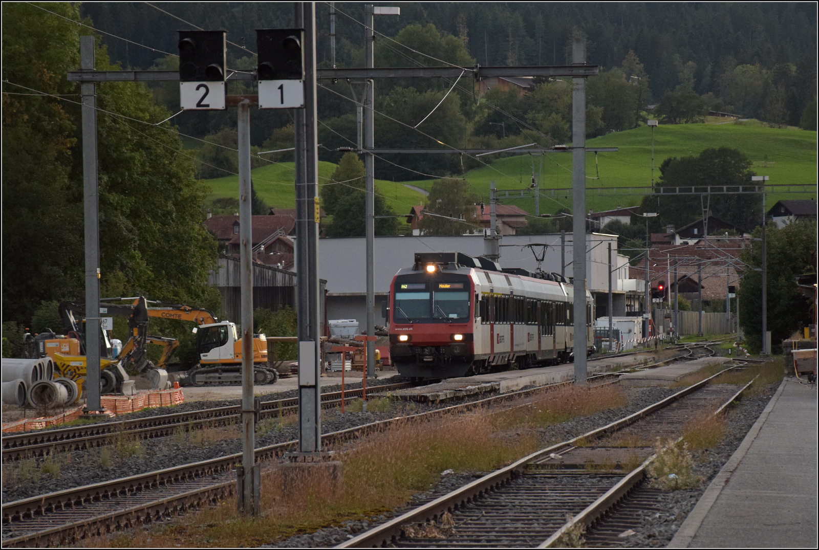 Jurabahn vor der Generalsanierung im Abschnitt Sanceboz-Sombeval – Moutier.

RABe 560 223 in Court. September 2026. 