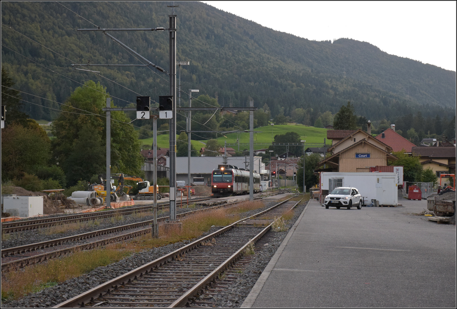Jurabahn vor der Generalsanierung im Abschnitt Sanceboz-Sombeval – Moutier.

RABe 560 223 in Court. September 2026. 
