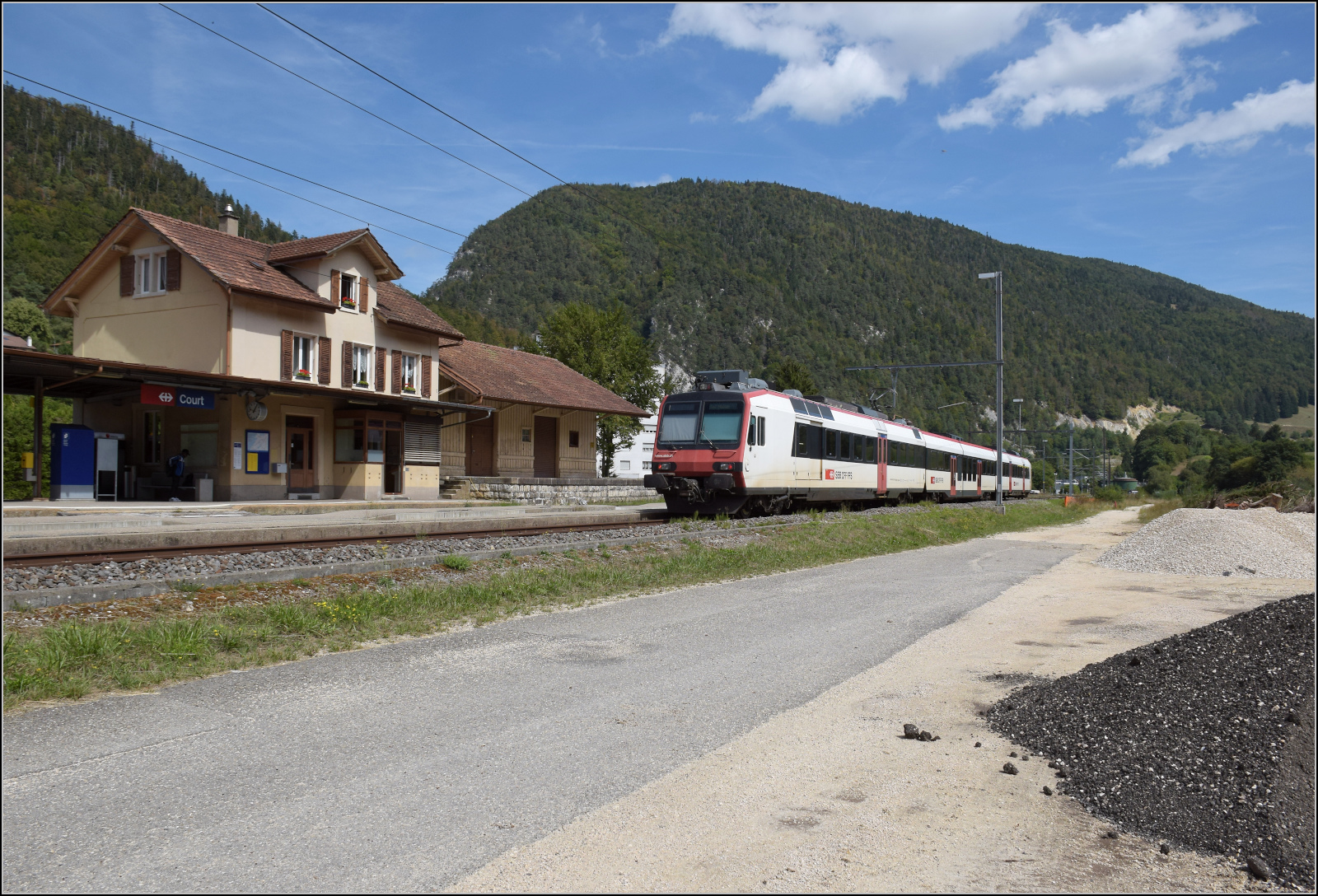 Jurabahn vor der Generalsanierung im Abschnitt Sanceboz-Sombeval – Moutier.

RABe 560 227 in Court. August 2026. 