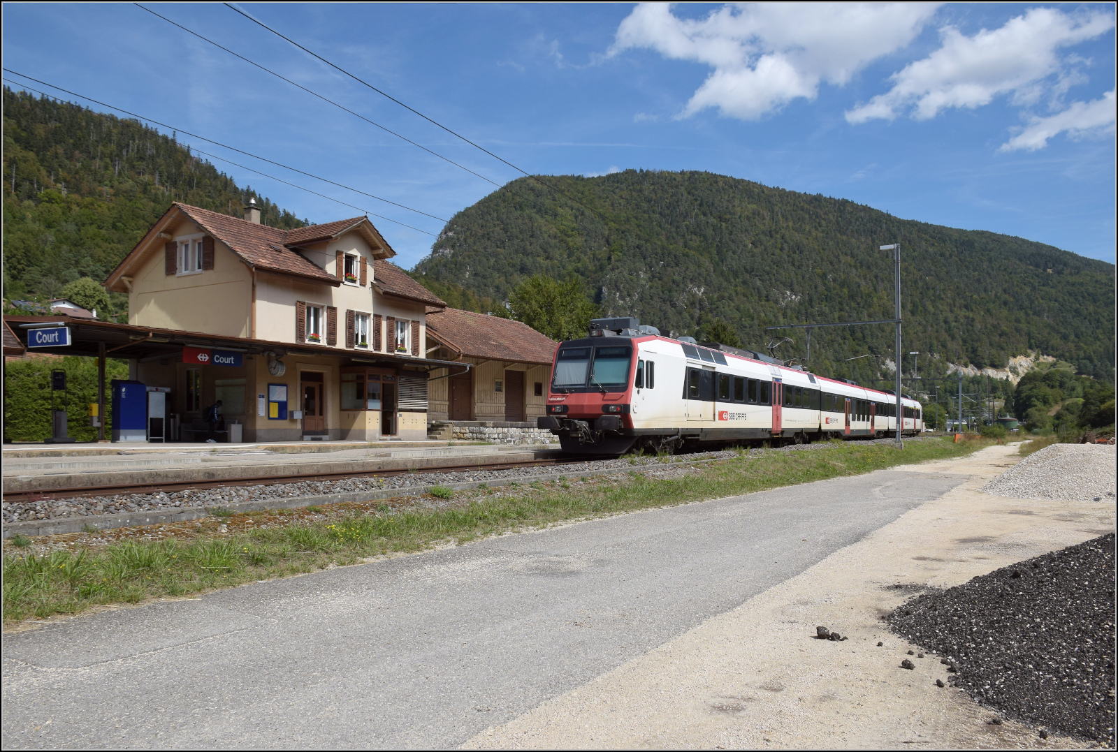 Jurabahn vor der Generalsanierung im Abschnitt Sanceboz-Sombeval – Moutier.

RABe 560 227 in Court. August 2026. 