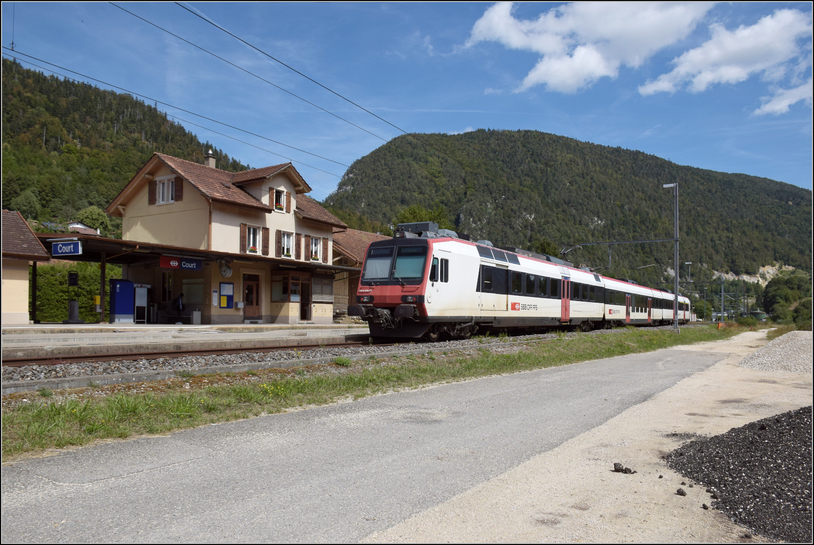 Jurabahn vor der Generalsanierung im Abschnitt Sanceboz-Sombeval – Moutier.

RABe 560 227 in Court. August 2026. 
