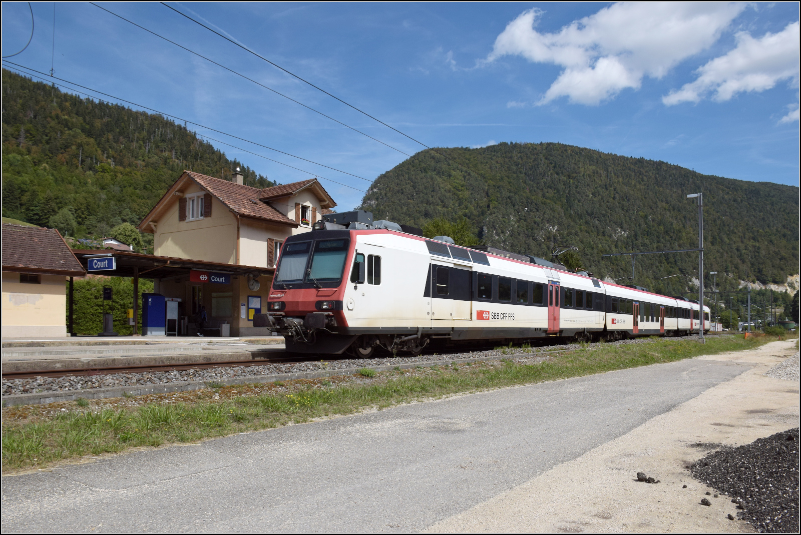 Jurabahn vor der Generalsanierung im Abschnitt Sanceboz-Sombeval – Moutier.

RABe 560 227 in Court. August 2026. 