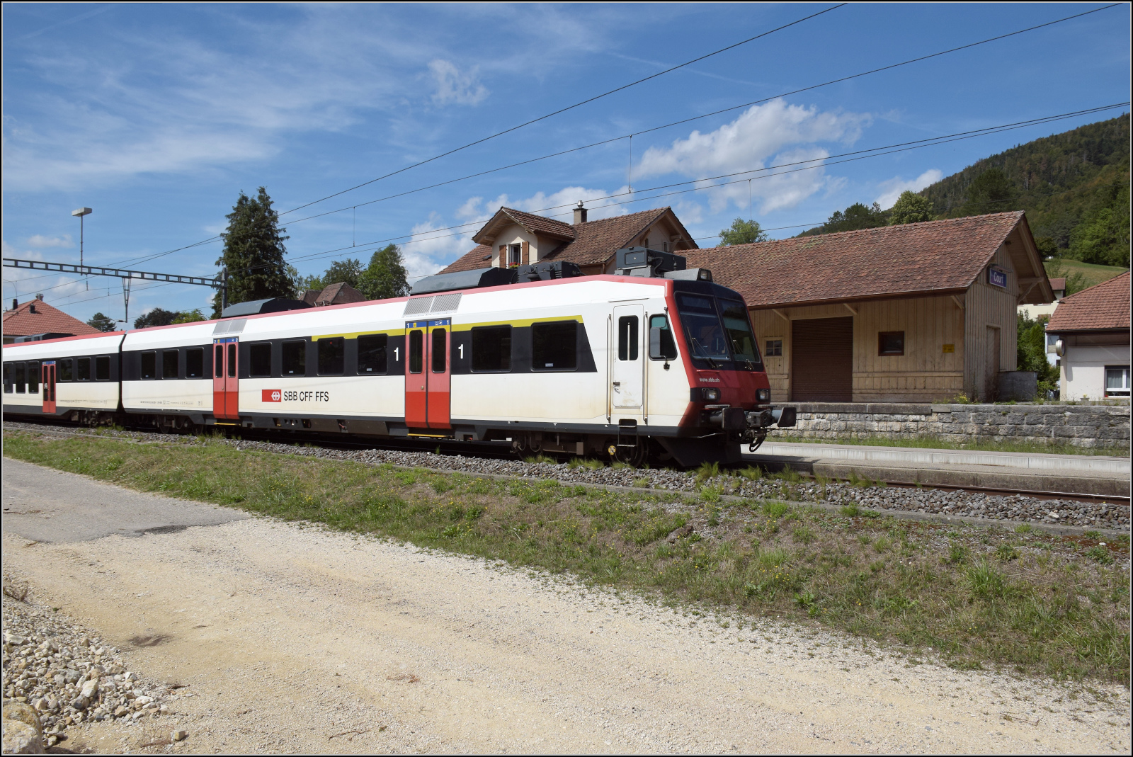 Jurabahn vor der Generalsanierung im Abschnitt Sanceboz-Sombeval – Moutier.

RABe 560 227 in Court. August 2026. 