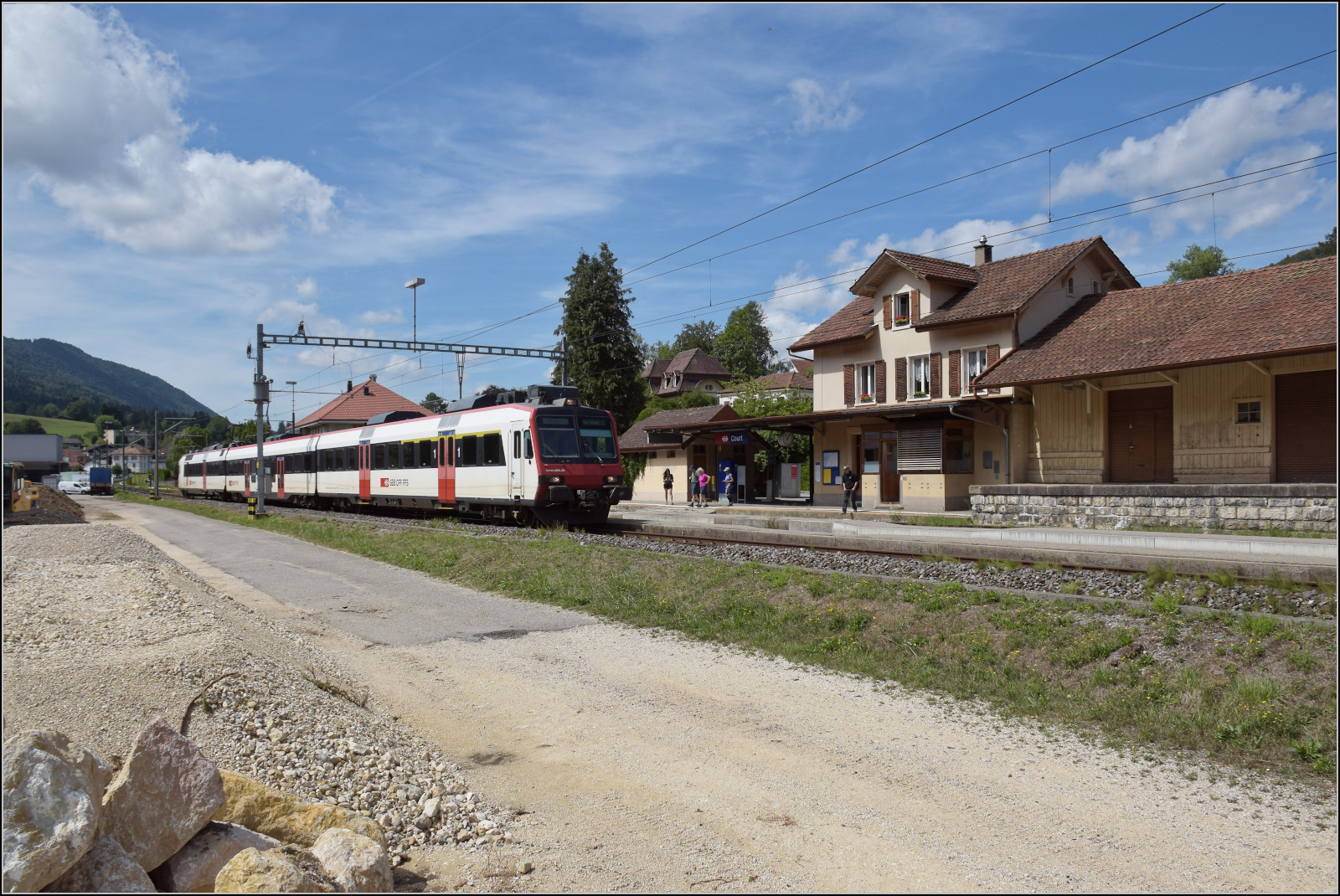Jurabahn vor der Generalsanierung im Abschnitt Sanceboz-Sombeval – Moutier.

RABe 560 227 in Court. August 2026. 