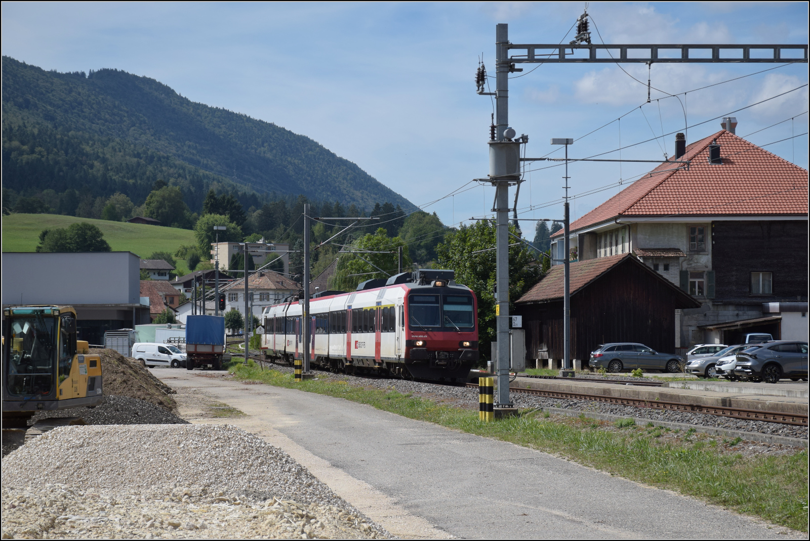 Jurabahn vor der Generalsanierung im Abschnitt Sanceboz-Sombeval – Moutier.

RABe 560 227 in Court. August 2026. 