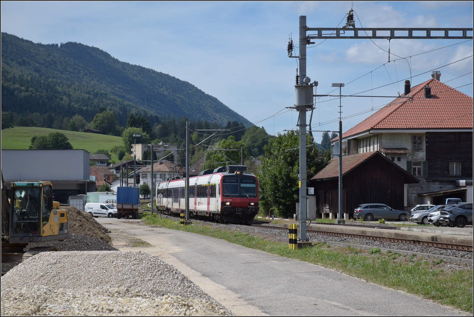 Jurabahn vor der Generalsanierung im Abschnitt Sanceboz-Sombeval – Moutier.

RABe 560 227 in Court. August 2026. 