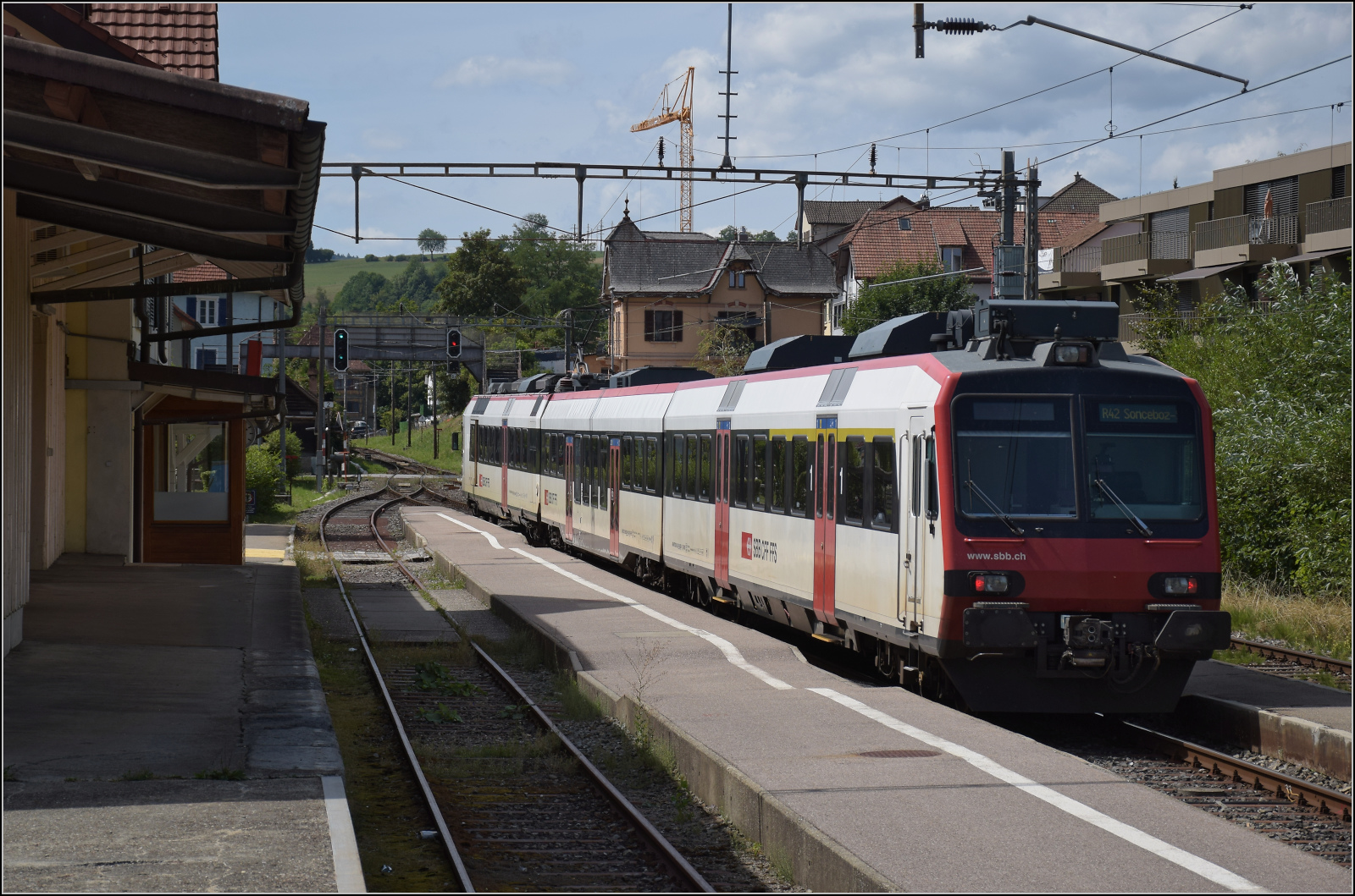 Jurabahn vor der Generalsanierung im Abschnitt Sanceboz-Sombeval – Moutier.

RBDe 560 227 in Reconvilier. August 2026.
