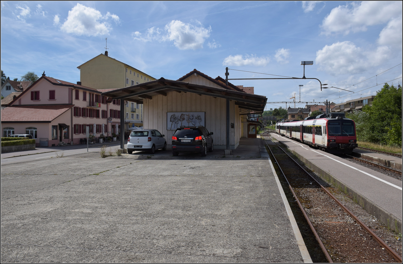 Jurabahn vor der Generalsanierung im Abschnitt Sanceboz-Sombeval – Moutier.

RBDe 560 227 in Reconvilier. August 2026.