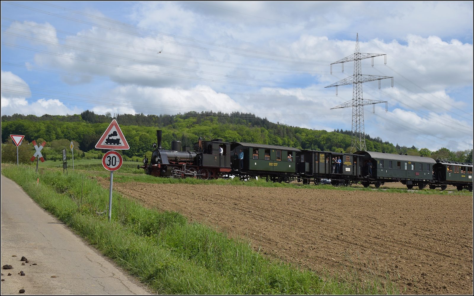 Kandertalbahn im Frhjahr.

Nebeneisenbahn-Museumszug mit Lok 30 bei Hammerstein. Mai 2024.