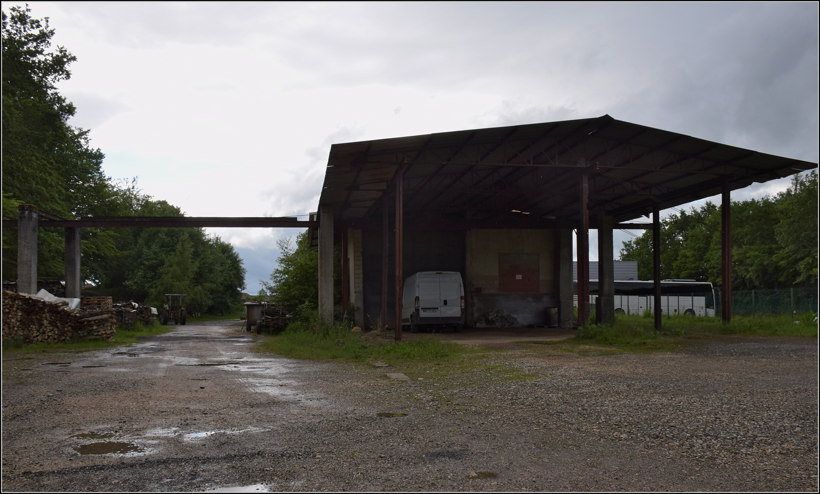 Largtalbahn, Bahnhof Pfetterhausen, heute Pfetterhouse. 

Der Gterschuppen noch in Teilen erhalten, Blick von den einstigen Rangiergleisen und der Strassenseite. Mai 2024.