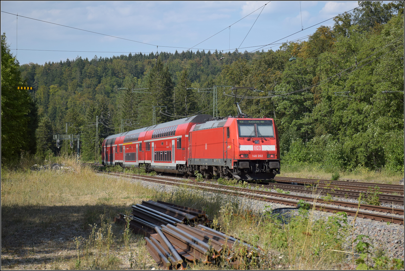 Leihlok 146 202 mit vertragswidrig kurzem Zug nach Karlsruhe. Hattingen, August 2026.