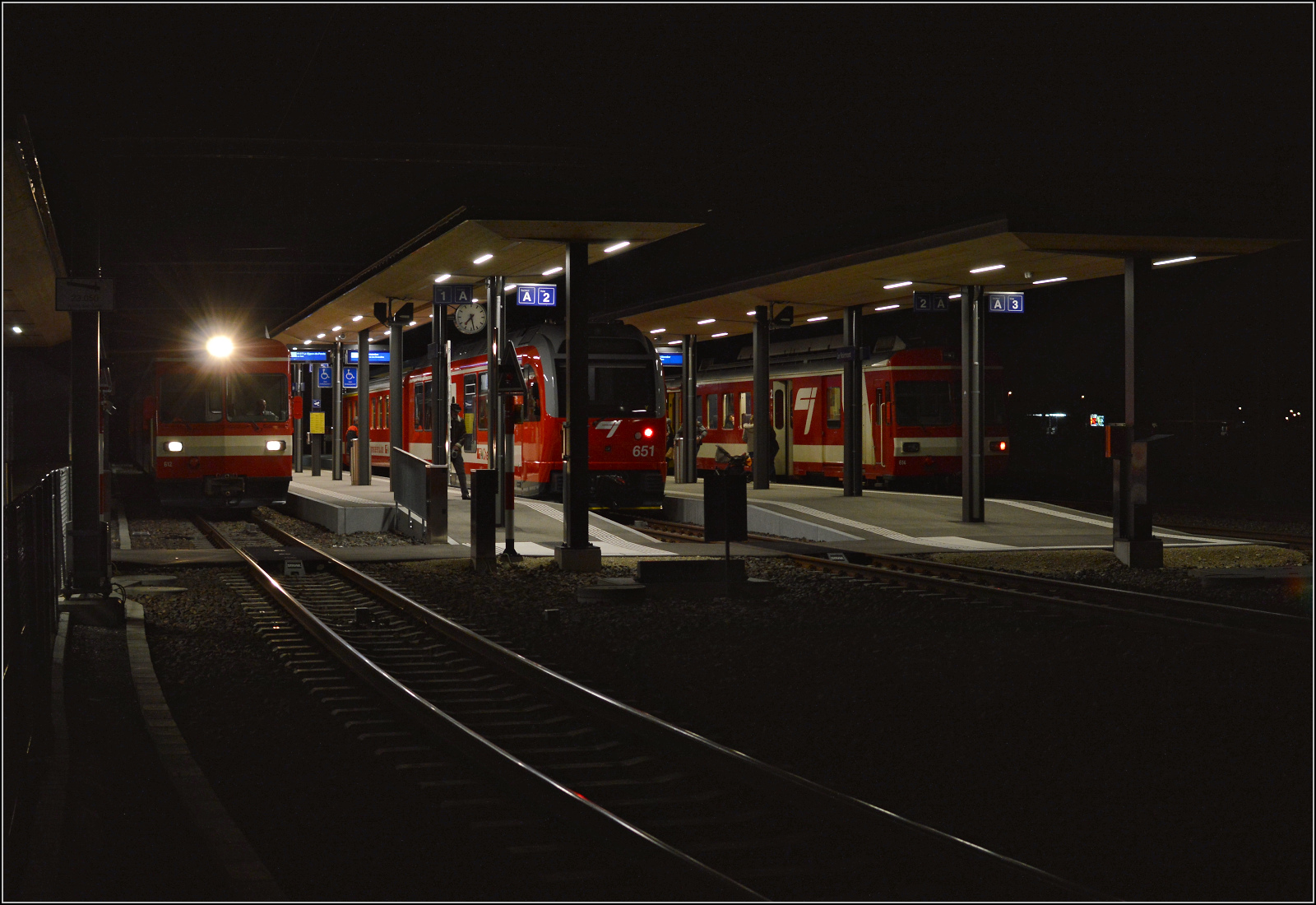 Links Be 4/4 612, rechts Be 4/4 614, dazwischen ganz neu und noch ohne Namen ist Be 4/4 651 der CJ. Le Noirmont, März 2027.