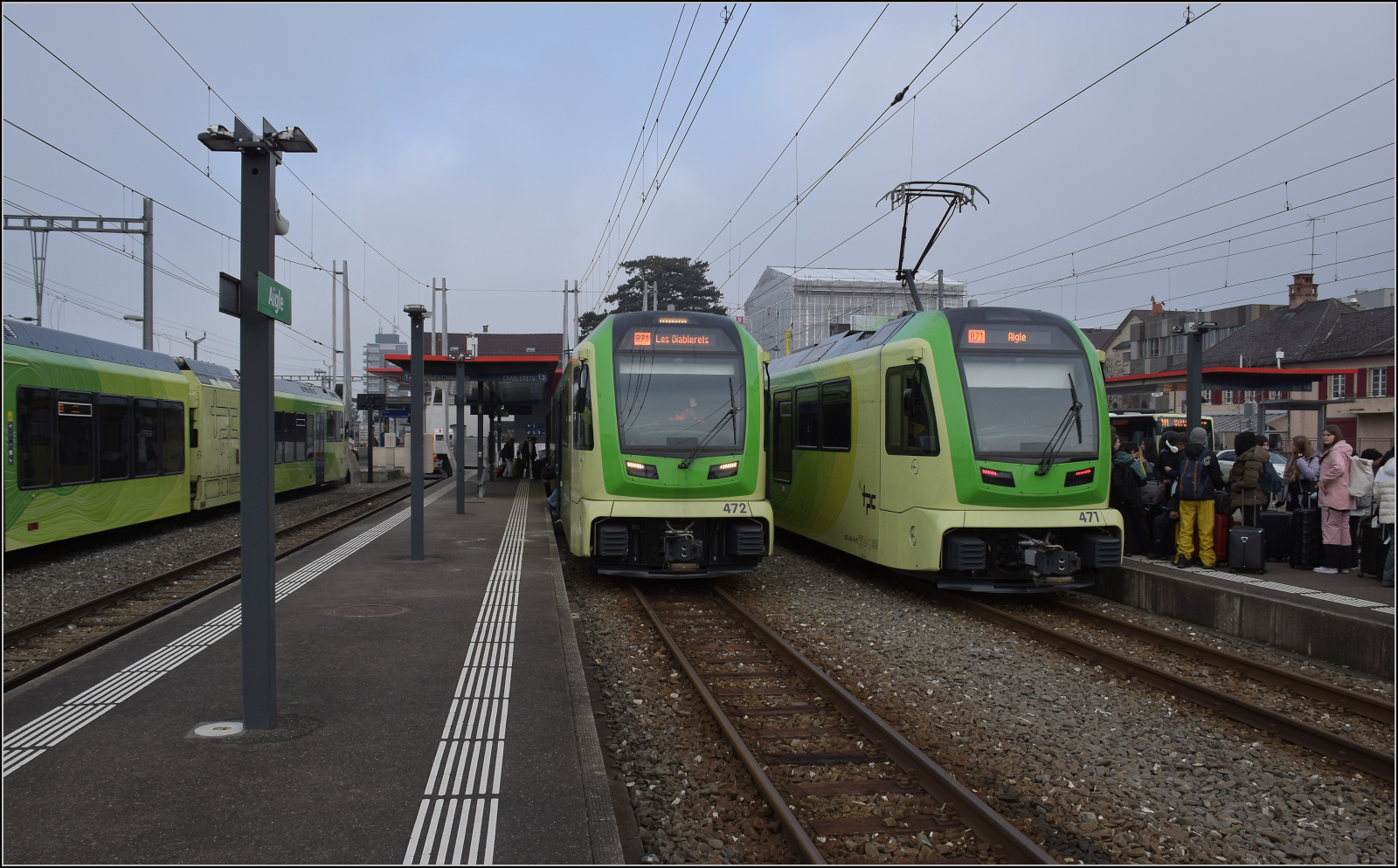 Links steht in Aigle Be 4/8 472 für die Fahrt nach Les Diablerets, während Be 4/8 471 gerade von dort eingetroffen ist. Januar 2026.