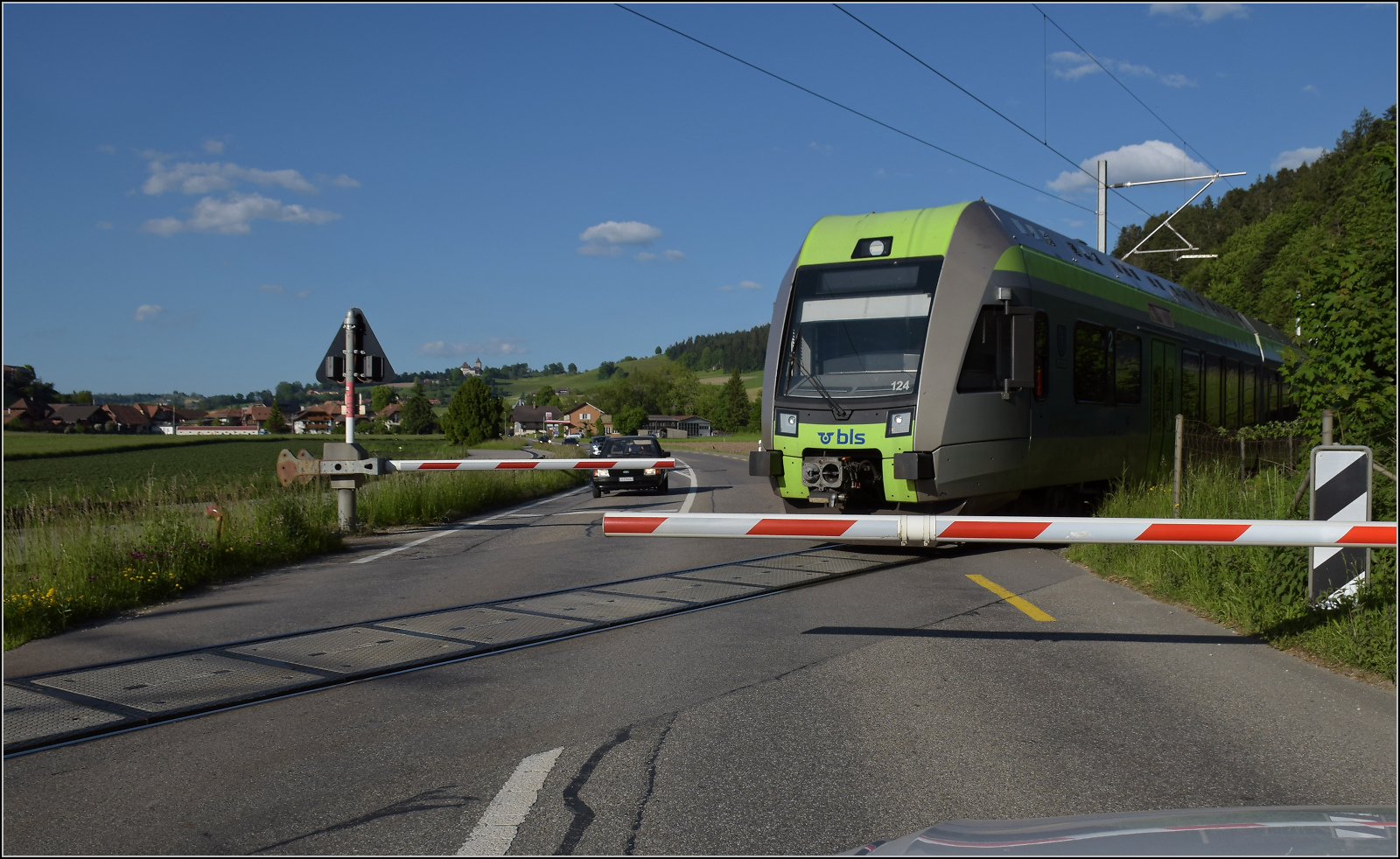 Lötschberger RABe 535 124 am Bahnübergang bei Grünenmatt. Mai 2025.