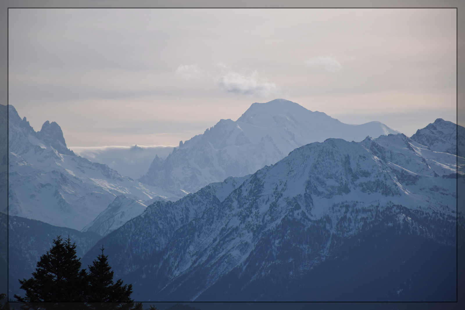 Mal nur mit Wolke aber ohne Chapeau, obwohl der Blick nach Italien Niederschl�ge s�dlich des Alpenhauptkammes zeigt. Gut f�r die Vorbereitung von Olympia 2026, denn dieses Niederschlagsgebiet ist grossfl�chig. Der Mont Blanc ist von allen Seiten ein beeindruckender Klotz. Von Boutequins allerdings ist die Sicht auf den Mont Blanc recht gut. Januar 2026.