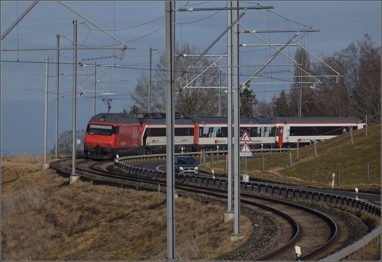 Messzug mit Re 460 014 'Val de Trient' auf dem Weg nach Bern. Riedburg, Januar 2026.