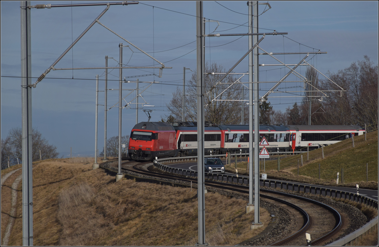 Messzug mit Re 460 014 'Val de Trient' auf dem Weg nach Bern. Riedburg, Januar 2026.