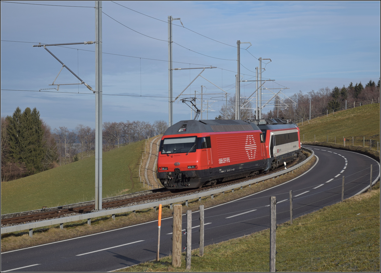 Messzug mit Re 460 014 'Val de Trient' auf dem Weg nach Bern. Riedburg, Januar 2026.