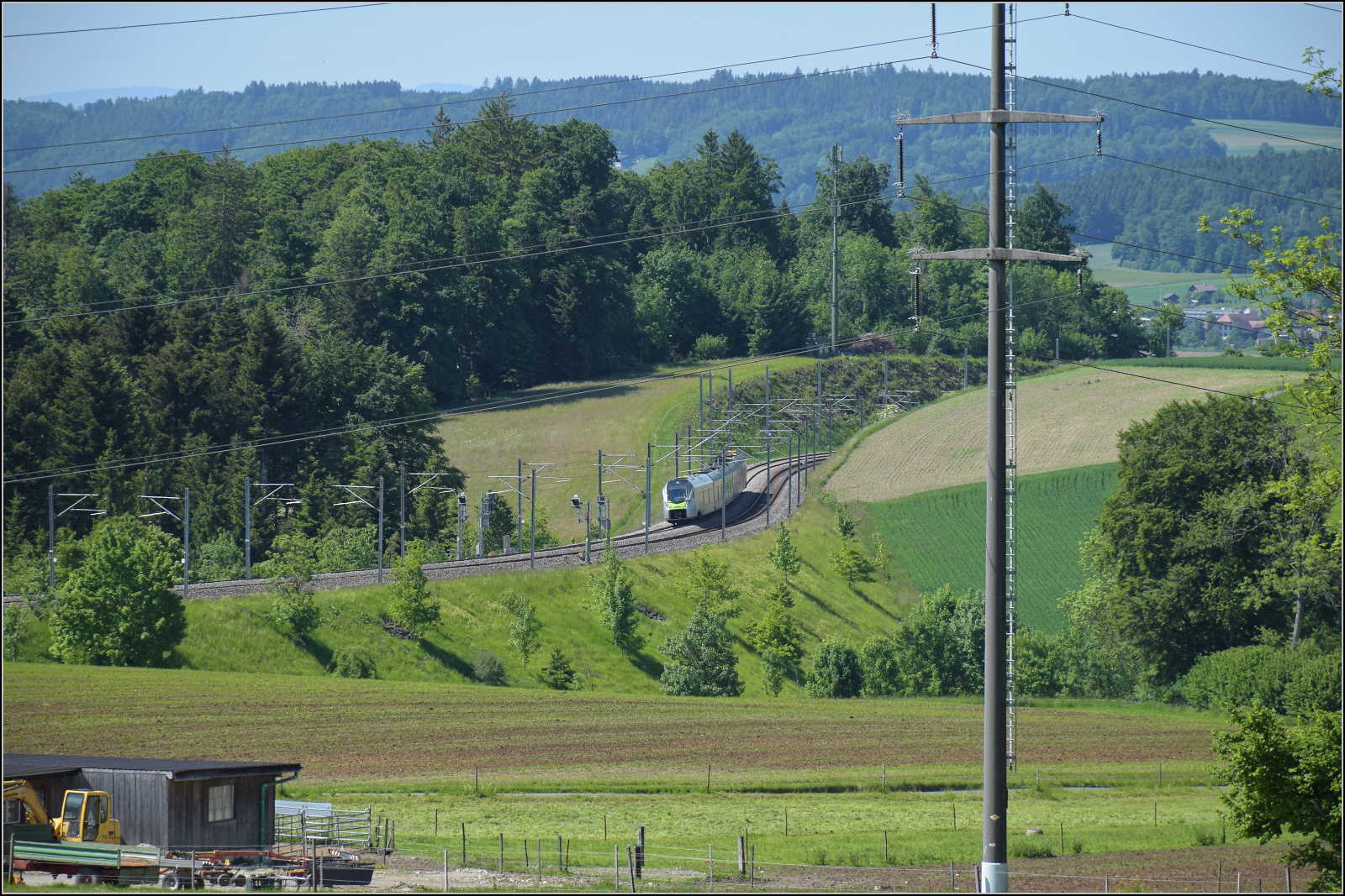 Mika RABe 528 207 auf dem Weg nach Langnau. Tägertschi, Mai 2025.