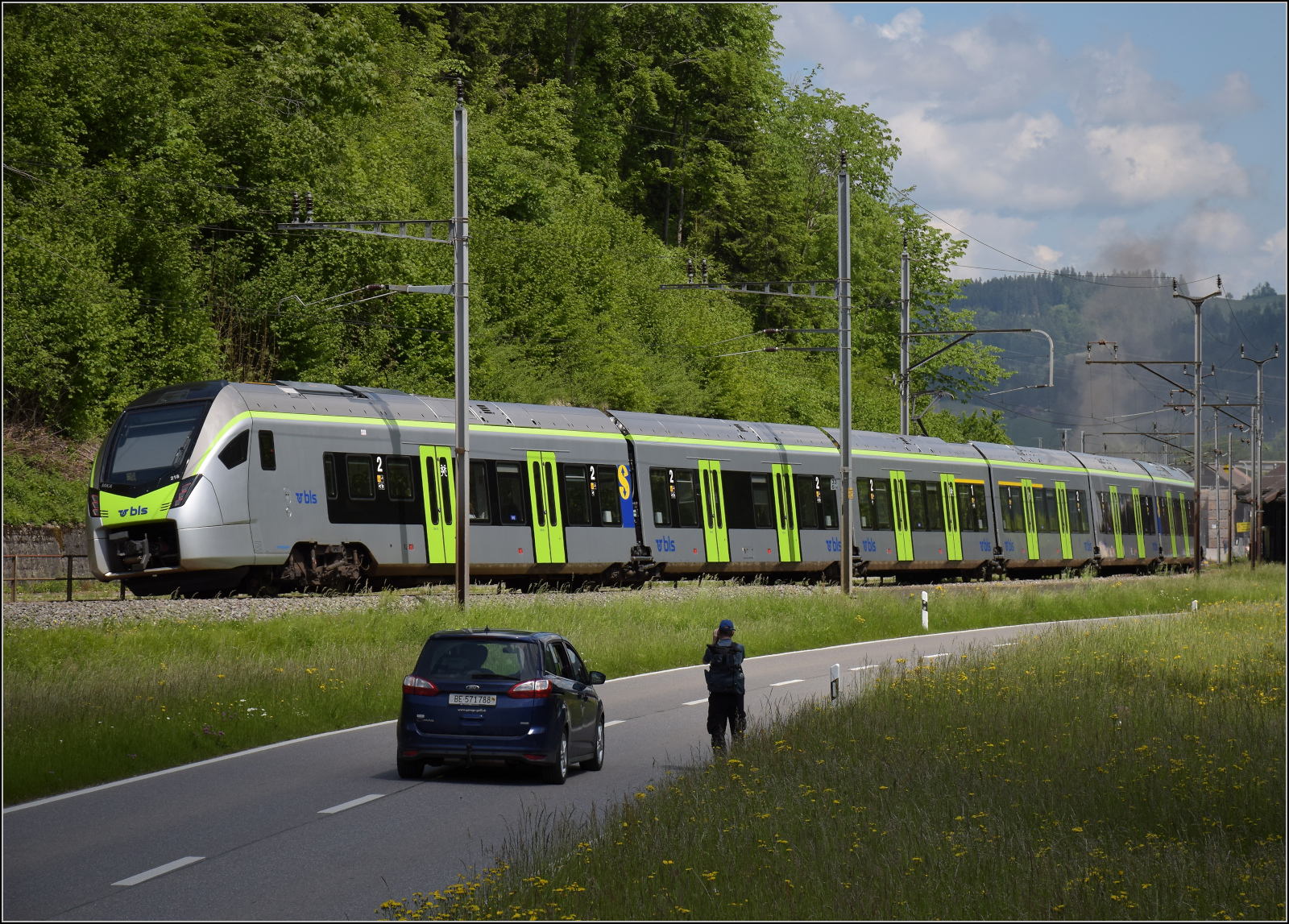 Mika RABe 528 218 muss vor Abfahrt des Dampfzuges noch kreuzen. Emmenmatt, Mai 2025.