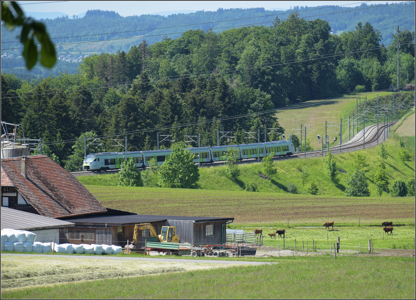 Mika RABe 528 223 auf dem Weg nach Bern. Tägertschi, Mai 2025.
