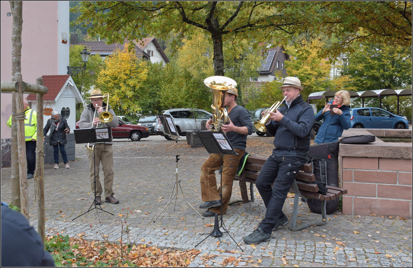 Mit Blasmusik wird der Museumszug in Ottenhfen empfangen, obwohl eigentlich die Musik an diesem Wochenende in Kappelrodeck spielt. Oktober 2025.