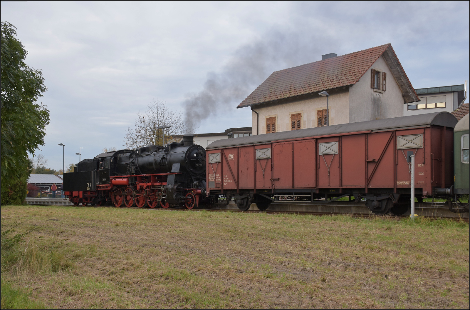 Mit Dampf zur Winzer-Kirwi.

58 311 bei der Einfahrt nach Oberachern. Oktober 2025.