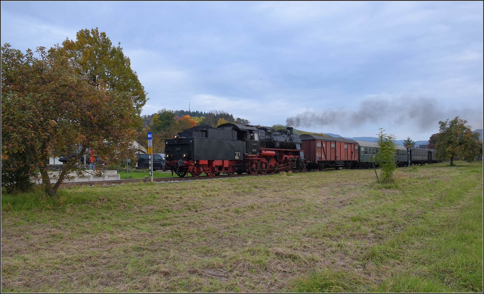 Mit Dampf zur Winzer-Kirwi.

58 311 bei der Einfahrt nach Oberachern. Oktober 2025.