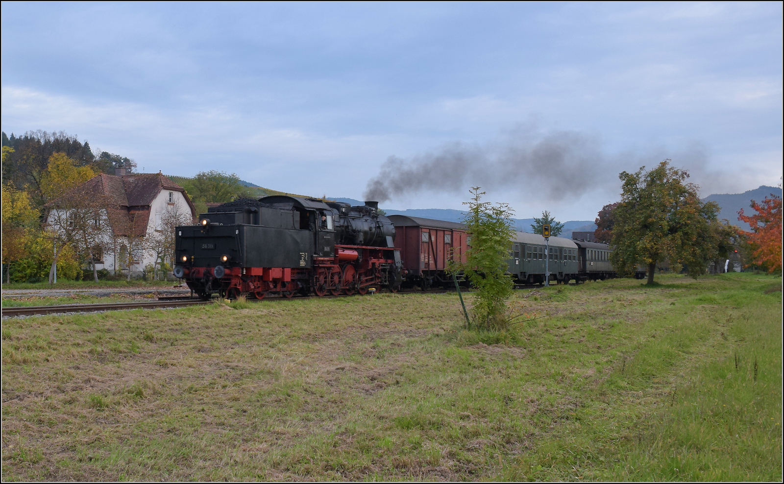 Mit Dampf zur Winzer-Kirwi.

58 311 bei der Einfahrt nach Oberachern. Oktober 2025.