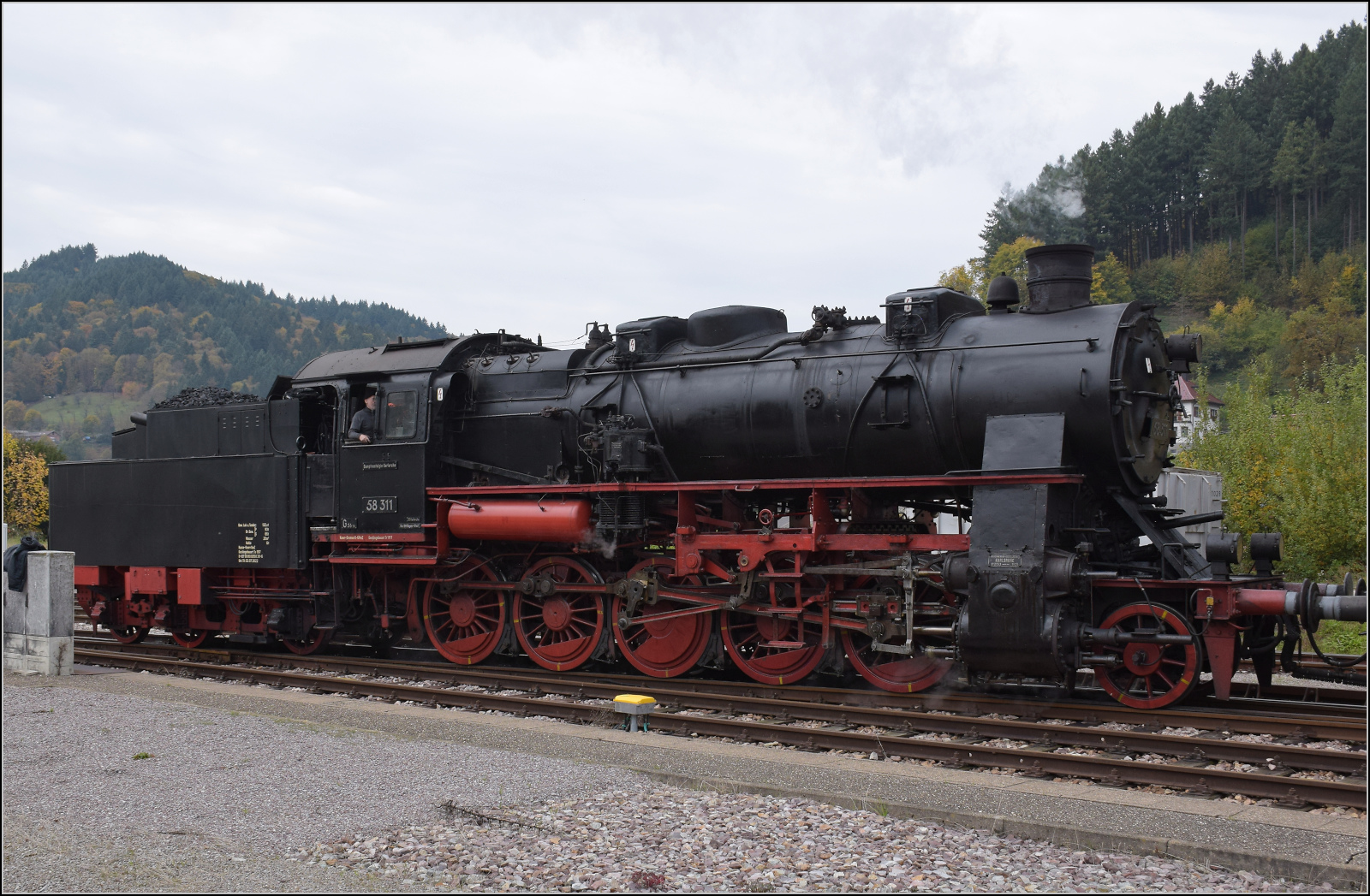 Mit Dampf zur Winzer-Kirwi.

58 311 in Ottenhfen. Oktober 2025. 