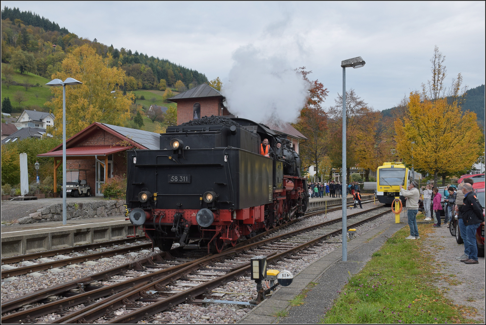 Mit Dampf zur Winzer-Kirwi.

58 311 in Ottenhfen. Oktober 2025. 