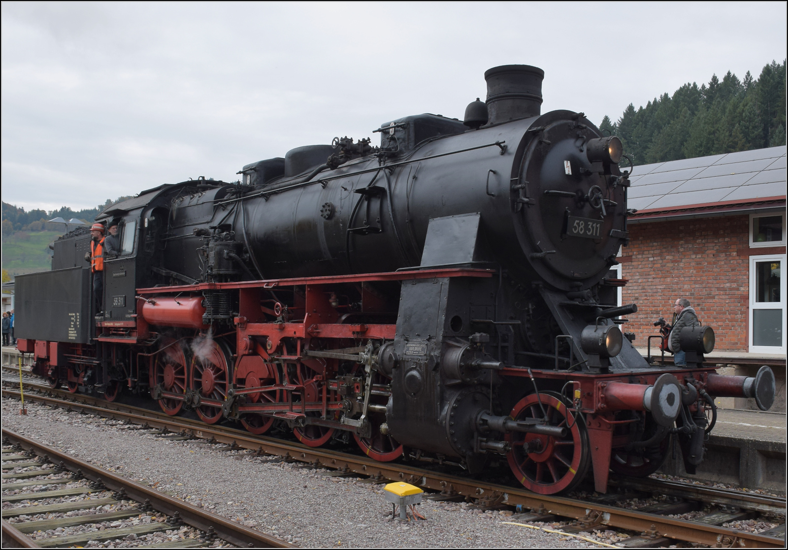 Mit Dampf zur Winzer-Kirwi.

58 311 in Ottenhfen. Oktober 2025. 