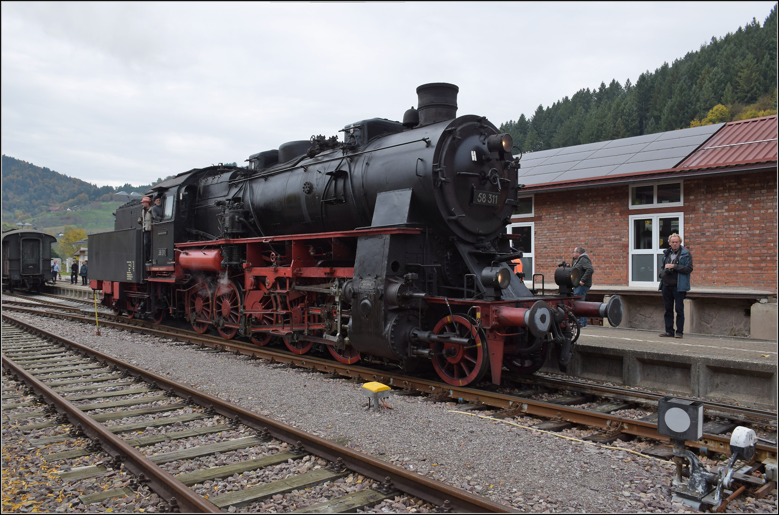Mit Dampf zur Winzer-Kirwi.

58 311 in Ottenhfen. Oktober 2025. 