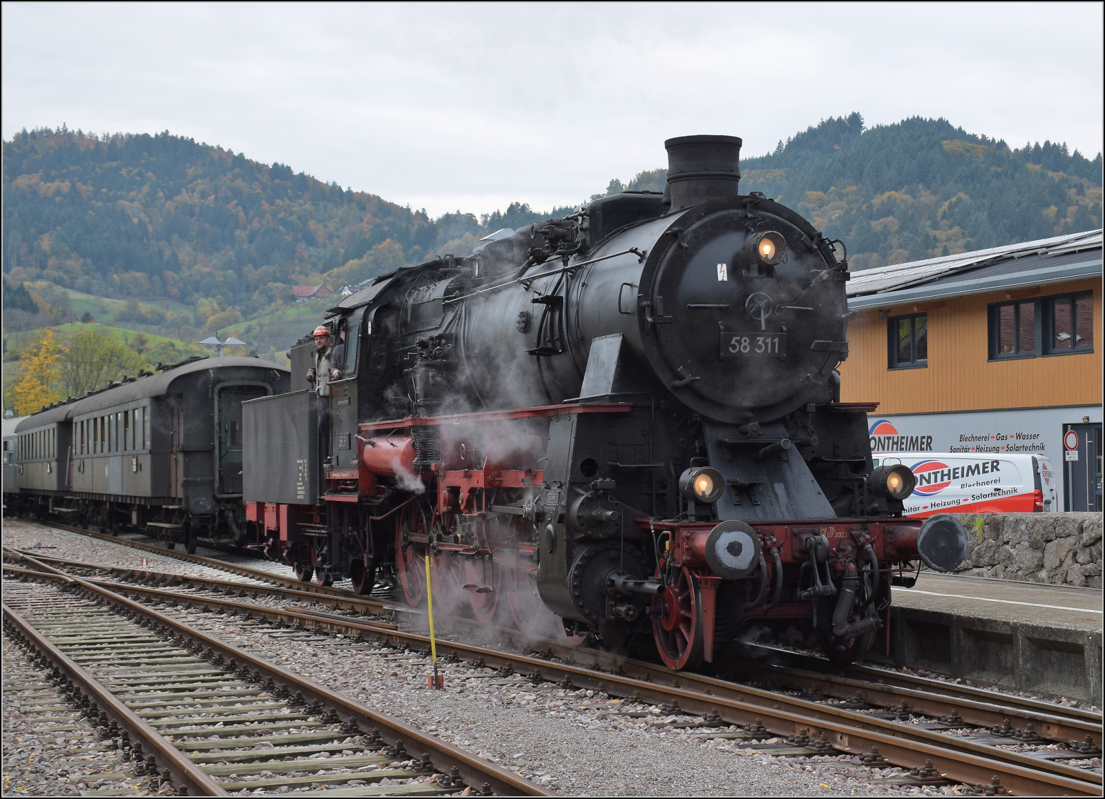 Mit Dampf zur Winzer-Kirwi.

58 311 in Ottenhfen. Oktober 2025. 