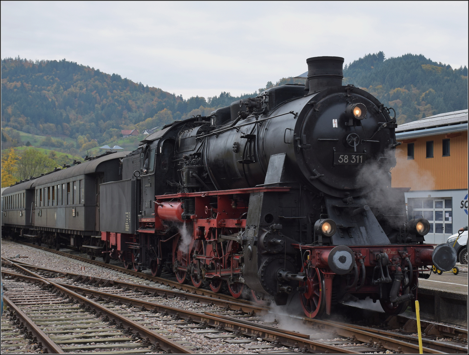 Mit Dampf zur Winzer-Kirwi.

58 311 in Ottenhfen. Oktober 2025. 