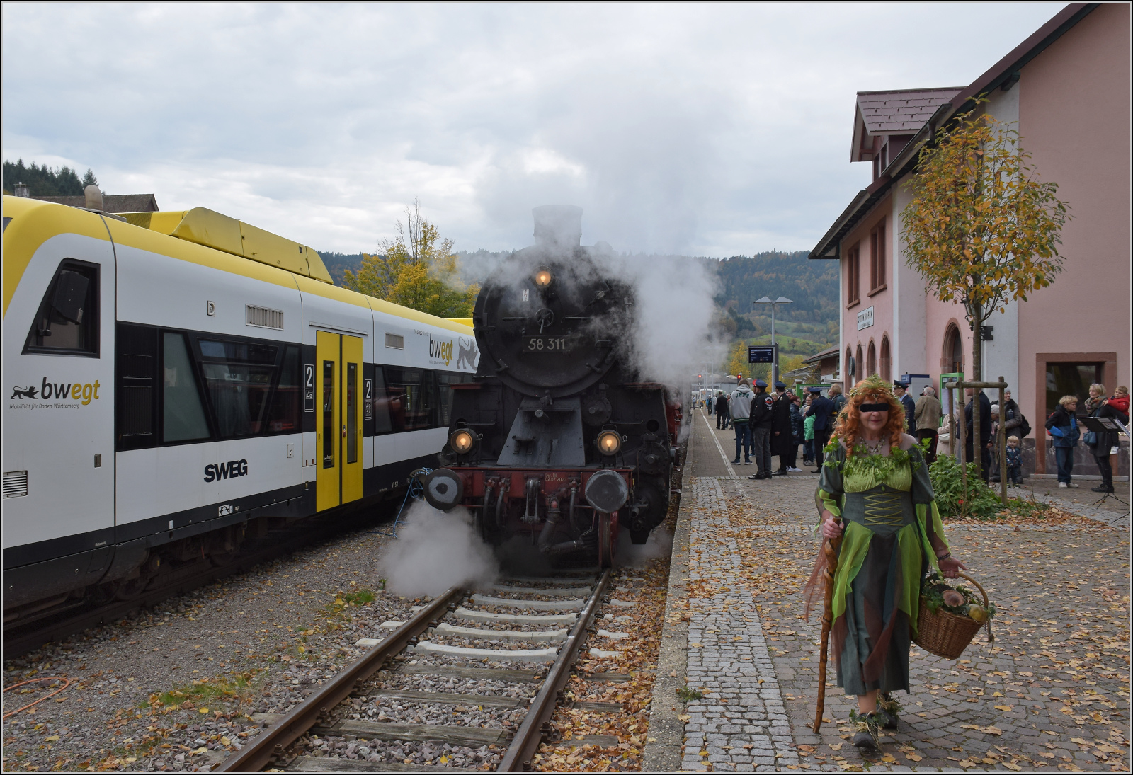 Mit Dampf zur Winzer-Kirwi.

58 311 in Ottenhfen. Oktober 2025. 