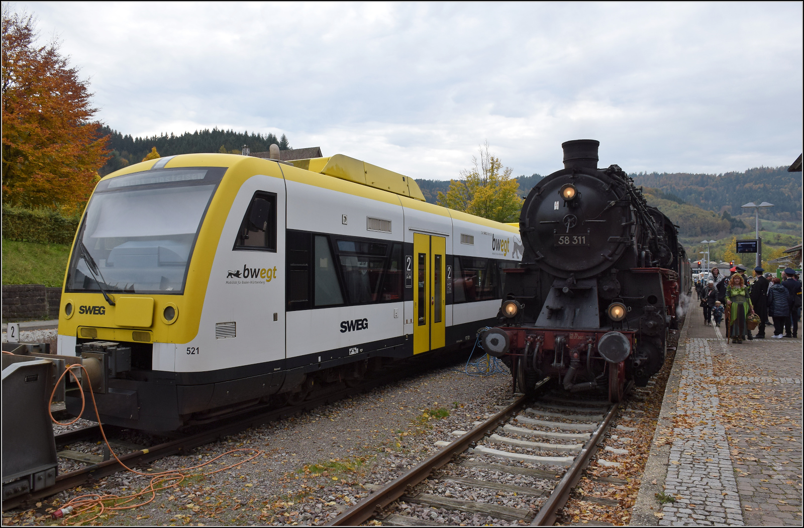 Mit Dampf zur Winzer-Kirwi.

58 311 in Ottenhfen nebst Triebwagen 521 der SWEG. Oktober 2025. 