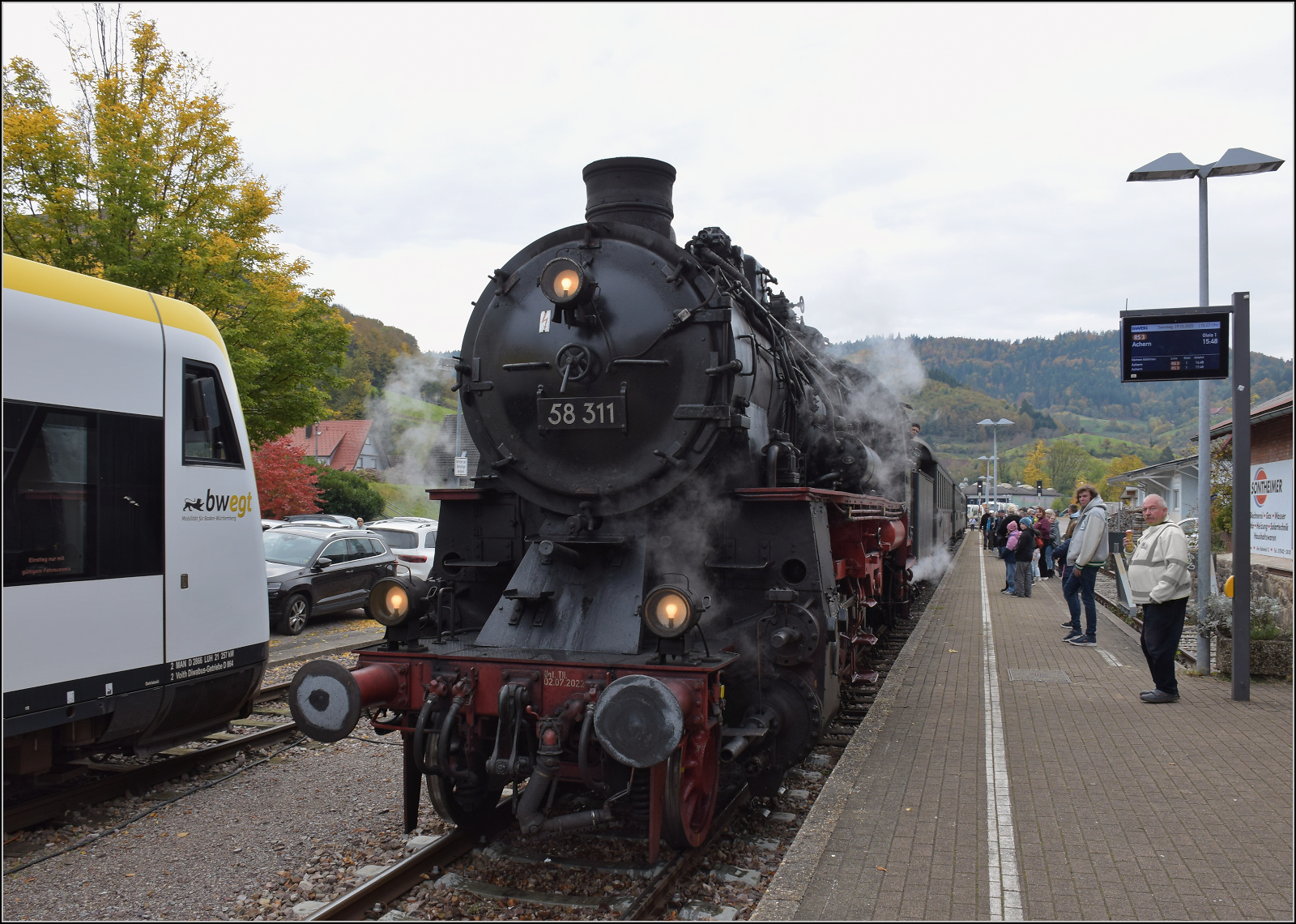 Mit Dampf zur Winzer-Kirwi.

58 311 in Ottenhfen. Oktober 2025. 