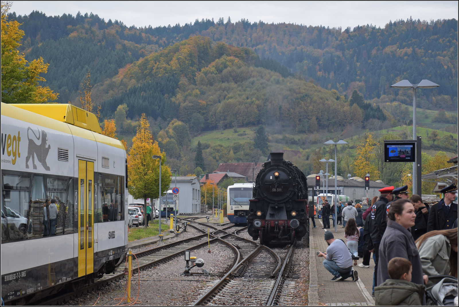 Mit Dampf zur Winzer-Kirwi.

58 311 in Ottenhfen. Oktober 2025. 